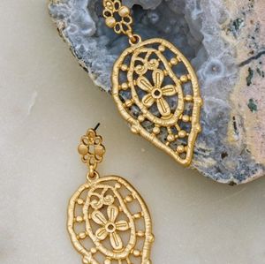 Flower pattern filigree casting earrings.